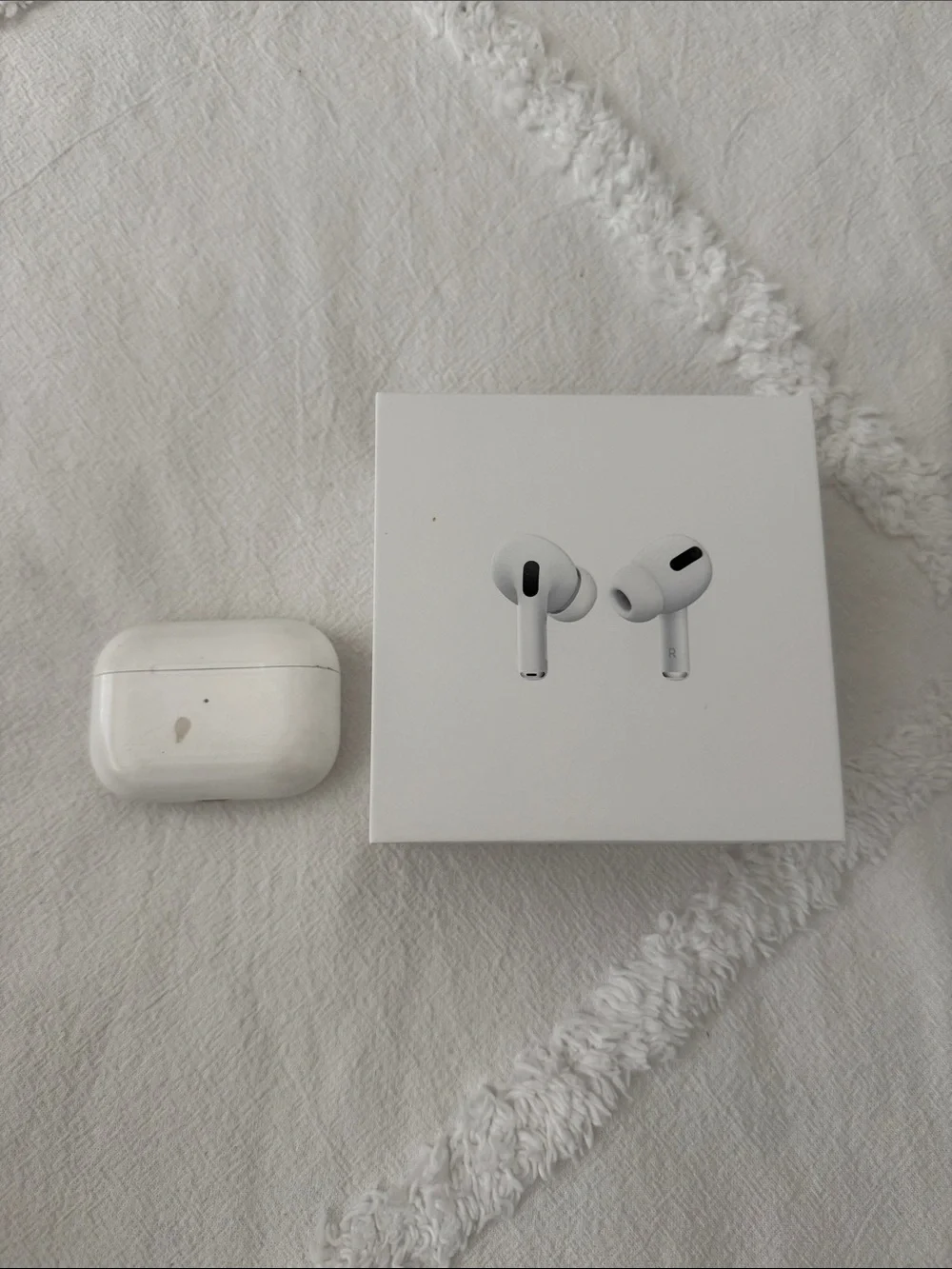 Apple White AirPods Pro with Charging Case